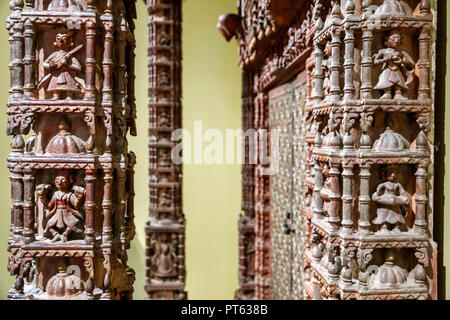 Saint-Pétersbourg Floride, Musée des Beaux-Arts, intérieur, Jaina Jain Shrine Inde 1600 détail en bois peint sculpté, les visiteurs voyagent à tou Banque D'Images