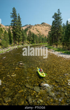 Une pataugeoire pour les kayaks gonflables de l'Idaho en rivière Selway. Banque D'Images