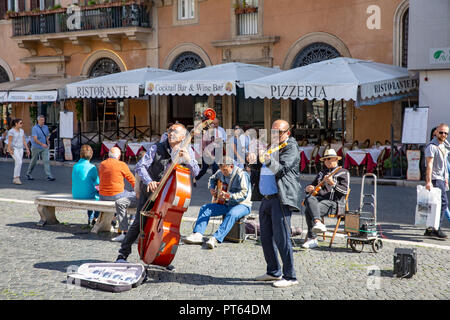 Des musiciens qui jouent dans la rue Piazza Navona,Rome,Italie,Europe Banque D'Images