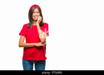 Young Asian Woman sur fond isolé à souligné et nerveux avec les mains sur la bouche de mordre les ongles. Problème d'anxiété. Banque D'Images