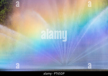 Close-up d'une grande fontaine sur un bassin filtrant la lumière du soleil comme un prisme. Banque D'Images