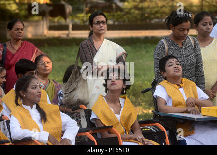 Kolkata, Inde. 06 Oct, 2018. Les parents, les enfants souffrant de paralysie cérébrale et d'un travailleur social de participer à un programme culturel pour célébrer la Journée mondiale de la paralysie cérébrale. La Journée mondiale annuelle de la Paralysie Cérébrale observe le 6 octobre pour célébrer et affirmer la vie des 17 millions de personnes vivant avec la paralysie cérébrale (CP). Credit : Saikat Paul/Pacific Press/Alamy Live News Banque D'Images