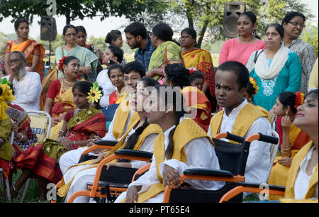 Kolkata, Inde. 06 Oct, 2018. Les parents, les enfants souffrant de paralysie cérébrale et d'un travailleur social de participer à un programme culturel pour célébrer la Journée mondiale de la paralysie cérébrale. La Journée mondiale annuelle de la Paralysie Cérébrale observe le 6 octobre pour célébrer et affirmer la vie des 17 millions de personnes vivant avec la paralysie cérébrale (CP). Credit : Saikat Paul/Pacific Press/Alamy Live News Banque D'Images