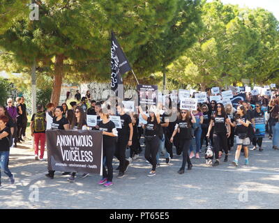 Athènes, Grèce. 06 Oct, 2018. Les défenseurs des droits des animaux démontrent à Athènes contre la violence envers les animaux, en prenant part à la Marche pour les droits des animaux. Crédit : George/Panagakis Pacific Press/Alamy Live News Banque D'Images