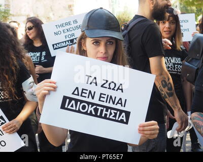 Athènes, Grèce. 06 Oct, 2018. Les défenseurs des droits des animaux démontrent à Athènes contre la violence envers les animaux, en prenant part à la Marche pour les droits des animaux. Crédit : George/Panagakis Pacific Press/Alamy Live News Banque D'Images