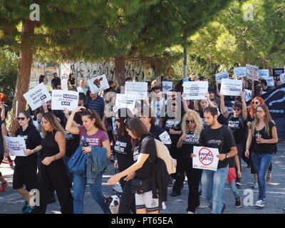 Athènes, Grèce. 06 Oct, 2018. Les défenseurs des droits des animaux démontrent à Athènes contre la violence envers les animaux, en prenant part à la Marche pour les droits des animaux. Crédit : George/Panagakis Pacific Press/Alamy Live News Banque D'Images