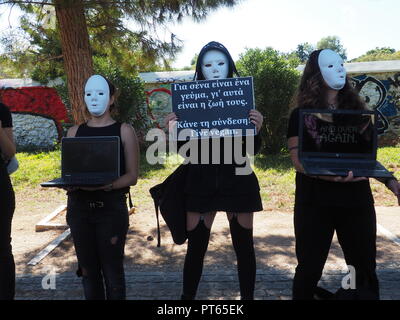 Athènes, Grèce. 06 Oct, 2018. Les défenseurs des droits des animaux démontrent à Athènes contre la violence envers les animaux, en prenant part à la Marche pour les droits des animaux. Crédit : George/Panagakis Pacific Press/Alamy Live News Banque D'Images