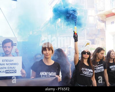 Athènes, Grèce. 06 Oct, 2018. Les défenseurs des droits des animaux démontrent à Athènes contre la violence envers les animaux, en prenant part à la Marche pour les droits des animaux. Crédit : George/Panagakis Pacific Press/Alamy Live News Banque D'Images