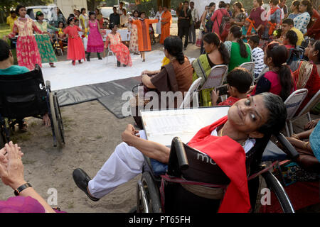 Kolkata, Inde. 06 Oct, 2018. Les parents, les enfants souffrant de paralysie cérébrale et d'un travailleur social de participer à un programme culturel pour célébrer la Journée mondiale de la paralysie cérébrale. La Journée mondiale annuelle de la Paralysie Cérébrale observe le 6 octobre pour célébrer et affirmer la vie des 17 millions de personnes vivant avec la paralysie cérébrale (CP). Credit : Saikat Paul/Pacific Press/Alamy Live News Banque D'Images