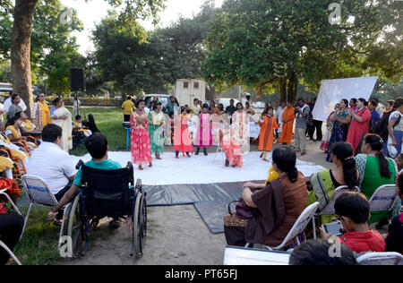 Kolkata, Inde. 06 Oct, 2018. Les parents, les enfants souffrant de paralysie cérébrale et d'un travailleur social de participer à un programme culturel pour célébrer la Journée mondiale de la paralysie cérébrale. La Journée mondiale annuelle de la Paralysie Cérébrale observe le 6 octobre pour célébrer et affirmer la vie des 17 millions de personnes vivant avec la paralysie cérébrale (CP). Credit : Saikat Paul/Pacific Press/Alamy Live News Banque D'Images