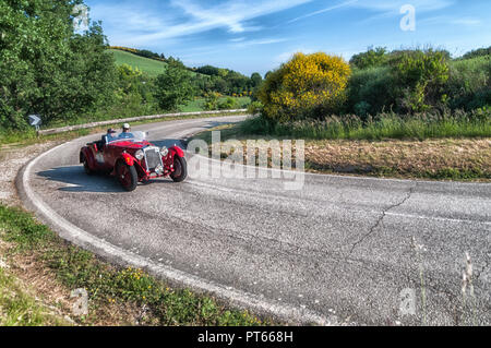 COLLE SAN BARTOLO de Pesaro, ITALIE - 17 MAI - 2018 : OM 665 2000 2000 1929 SUPERBA S vieille voiture de course en rallye Mille Miglia 2018 la célèbre historique italien Banque D'Images