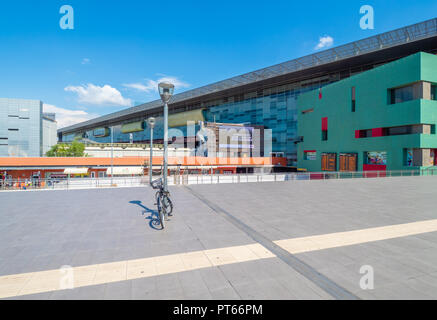 Rome, Italie - Le Quartier Tiburtino moderne à proximité de la gare Tiburtina, visité lors d'un dimanche. Ici les bâtiments modernes avec le verre. Banque D'Images