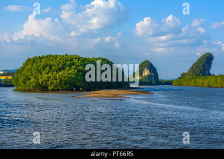 La ville de Krabi, Thaïlande, golfe de la rivière Nam Pak Krabi avec Island et les roches Banque D'Images