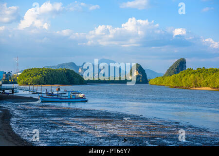 La ville de Krabi, Thaïlande, golfe de la rivière Nam Pak Krabi avec Island et les roches Banque D'Images