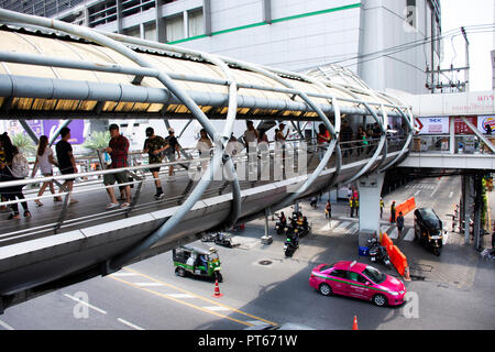 Les Thaïlandais et les étrangers à Petchburi croisé sur viaduc passerelle de marché Pratunam rendez Platinum Fashion Mall, le 24 avril 2018 dans Banque D'Images