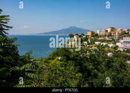 Une vue sur le mont Vésuve en Italie depuis les collines au-dessus de Sorrento Banque D'Images