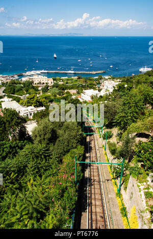 Vue depuis l'île de Capri montrant le port et l'océan Banque D'Images