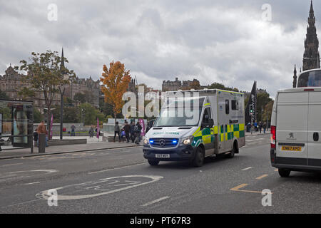 Ambulance avec feux bleus excès de vitesse dans la zone 20 sur l'intervention d'urgence, Princes Street, Edinburgh, Ecosse, Royaume-Uni Banque D'Images