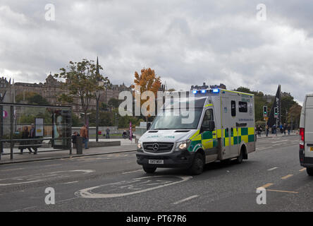 Ambulance avec feux bleus excès de vitesse dans la zone 20 sur l'intervention d'urgence, Princes Street, Edinburgh, Ecosse, Royaume-Uni Banque D'Images