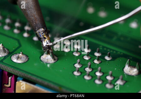 L'installation et la soudure de composants électroniques à l'aide d'un fer à souder Banque D'Images