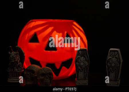 Scène de nuit de Halloween avec Jack O Lanternes, pierres tombales, crânes et gargouilles Banque D'Images