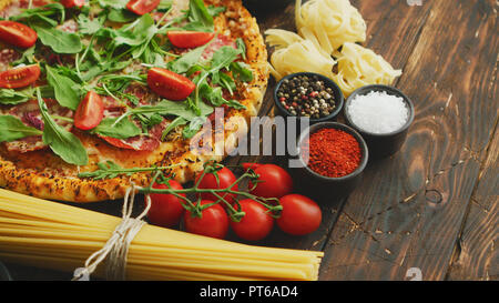 Arrière-plan de l'alimentation italienne avec pizzas, pâtes et légumes crus sur table en bois Banque D'Images