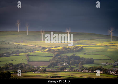 Les éoliennes sur Hare Hill mou en Cumbria Ulverston ci-dessus. Banque D'Images