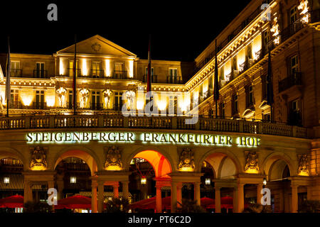 Francfort, Allemagne, Octobre 5th, 2018 - photo de nuit du célèbre hôtel de luxe Steigenberger Frankfurter Hof downtown Banque D'Images