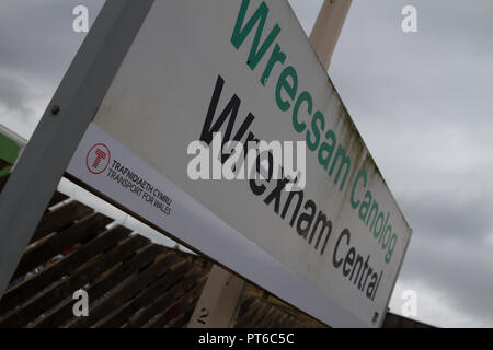 La gare centrale de Wrexham au Pays de Galles signe contre un ciel gris montrant le transport pour le pays de Galles marque portée par le nouveau train Keolis Amey. Banque D'Images