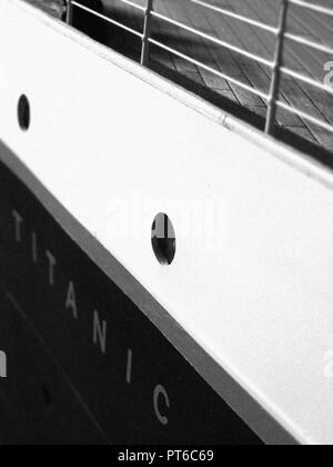 Close up de la coque et de la plaque signalétique d'un 1/20th scale construit sur mesure RMS Titanic / modèle miniature. montrant hublots et une partie des garde-corps de pont. Banque D'Images