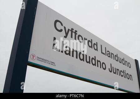 Llandudno Junction Railway Station en Galles signer contre un ciel gris montrant le transport pour le pays de Galles marque portée par le nouveau train Keolis Amey. Banque D'Images