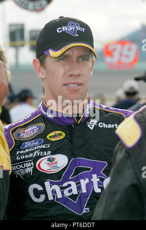 Le pilote de la série Busch de NASCAR Carl Edwards sur pit road juste avant le début de la course Ford 300 à l'Homestead-Miami Speedway, à Homestead, Floride, le 19 novembre 2005. Banque D'Images