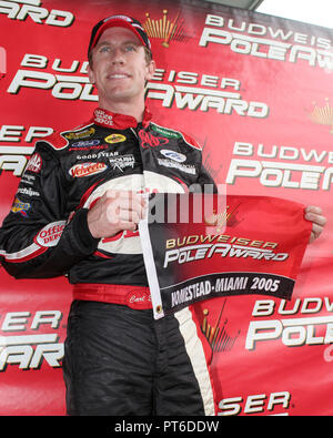 Le pilote de NASCAR Nextel Cup Carl Edwards célèbre remportant le prix pour le pôle des bourgeons plus rapide temps de qualification pour le Ford 400 à Homestead-Miami Speedway, le, à Homestead, Floride, le 19 novembre 2005. Banque D'Images