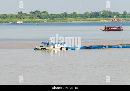 Phnom Penh, Cambodge - 9 Avril 2018 : cargo transportant du gravier sur le Mékong habituellement très faibles dans l'eau, rempli jusqu'à la jante, rea Banque D'Images