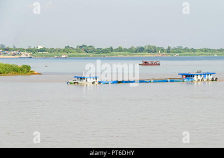 Phnom Penh, Cambodge - 9 Avril 2018 : cargo transportant du gravier sur le Mékong habituellement très faibles dans l'eau, rempli jusqu'à la jante, du vrai Banque D'Images