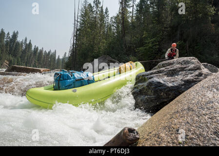 Un kayak gonflable doublure bas Wolf Creek Rapids sur la rivière Selway de l'Idaho. Banque D'Images