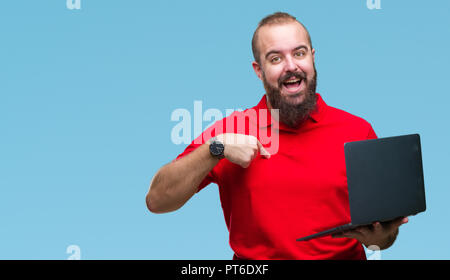 Young caucasian man using computer laptop sur fond isolé avec surprise face à face à lui-même Banque D'Images