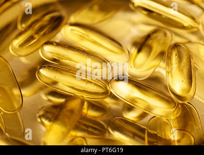 Huile Omega 3 capsules Comprimés, vitamines, gélules, rajeunissement cellulaire, rides, Sérum anti-vieillissement, formule, les cosmétiques Banque D'Images