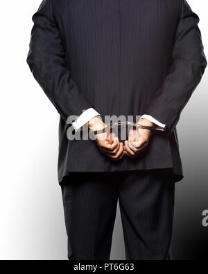 Business concept homme Wall Street avec suit avec des menottes, la criminalité en col blanc Banque D'Images