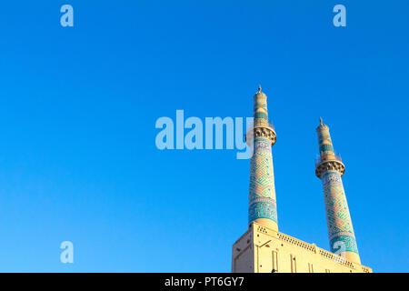 Mosquée Jameh, avec ses minarets carreaux, vu dans l'après-midi. Mosquée Jameh est l'un des symboles de la ville de Yazd, au milieu de la Banque D'Images