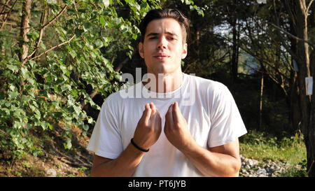 Jeune homme faisant geste italien pour la question Banque D'Images