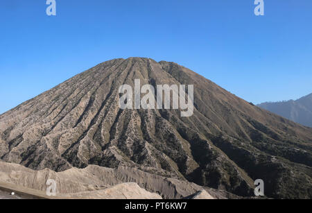 Heure du lever au Mont Bromo lorsque la lumière du soleil à travers le sommet de la montagne. Et le brouillard beaucoup de la région. L'Est de Java, Indonésie. Banque D'Images