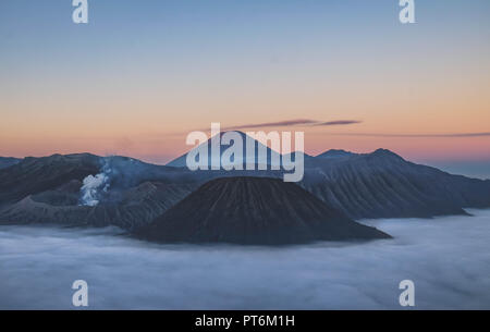 Lever du soleil sur le Mt. Bromo Tengger Semeru et la caldeira du Mont Penanjakan, Indonésie. c'est ici l'un de la destination de voyage. Banque D'Images