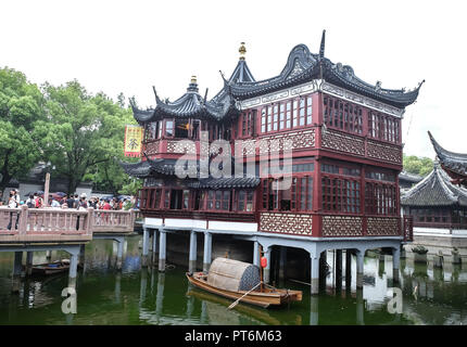 Le pavillon et l'étang dans les jardins de Yuyuan, Shanghai, stylisé et filtrée pour ressembler à une peinture à l'huile.et la Pagode historique , Chine Banque D'Images