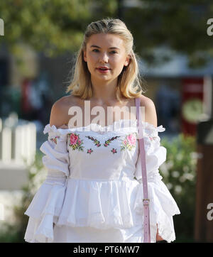 La Géorgie Toffolo arrive à l'ITV studios - porter des serviettes hygiéniques sous ses aisselles ! L'ancienne faite à Chelsea Star a pris à son Instagram ce matin pour partager ce qu'elle portait à cause de la transpiration excessive en raison des nerfs avec : Georgie Toffolo Où : London, Royaume-Uni Quand : 06 Sep 2018 Credit : Rocky/WENN.com Banque D'Images