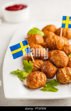 Boulettes de viande traditionnels suédois sur une plaque blanche. Concept alimentaire suédois. Banque D'Images