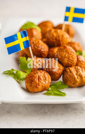 Boulettes de viande traditionnels suédois sur une plaque blanche. Concept alimentaire suédois. Banque D'Images