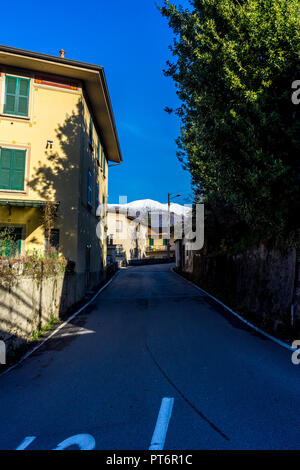 L'Italie, Bellagio, Lac de Côme, un étroit chemin qui mène vers le pic de neige Banque D'Images