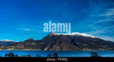 L'Italie, Bellagio, Lac de Côme avec montagne Alpes enneigées Banque D'Images