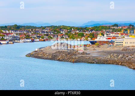 Navire, le port et les infrastructures industrielles le long de la côte près de Stavanger, Norvège. Maisons sur arrière-plan Banque D'Images